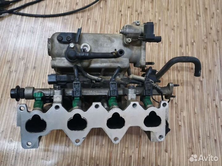 Впускной коллектор с топливной рамкой на kia rio 2