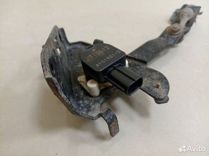 Датчик высоты дорожного просвета Lexus Ls460 USF40