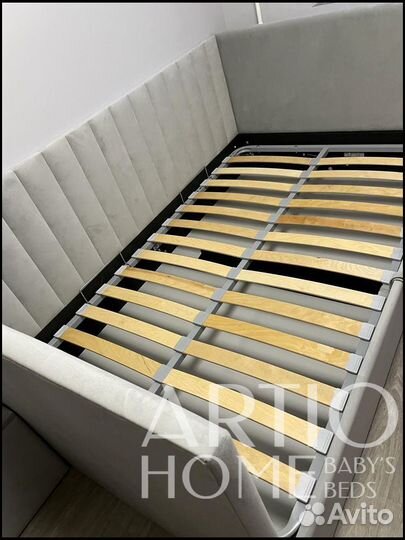 Детская кровать с мягкой спинкой