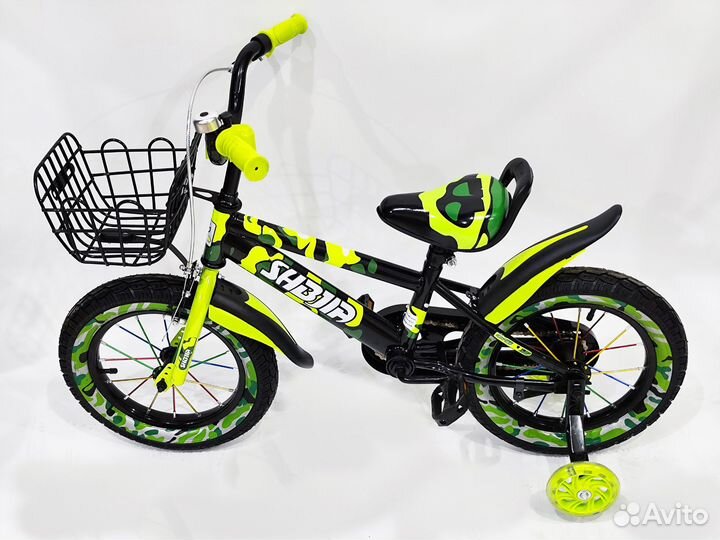 Детский велосипед с дополнительными колесами