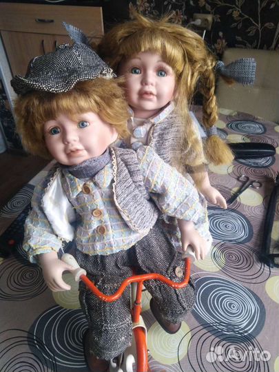 Пара фарфоровых кукол на велосипеде