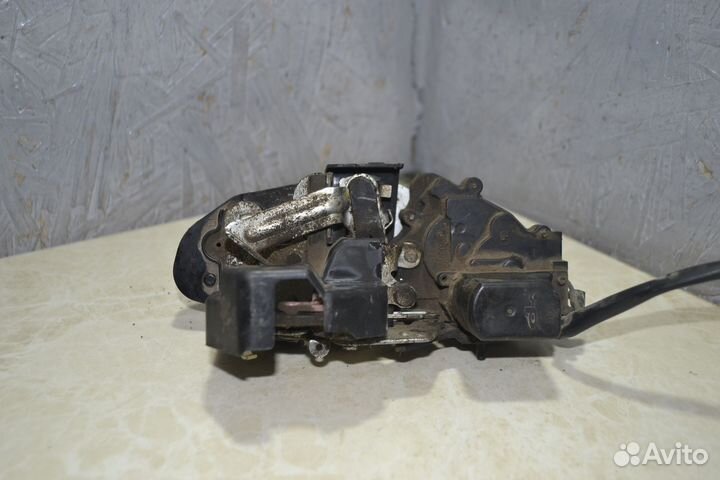 Замок двери задний левый Kia Spectra