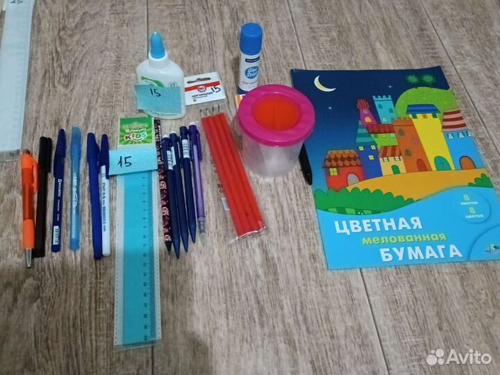 Канцелярия: тетради,ручки,карандаши и прочее