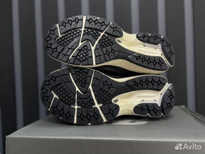 Кроссовки Женские