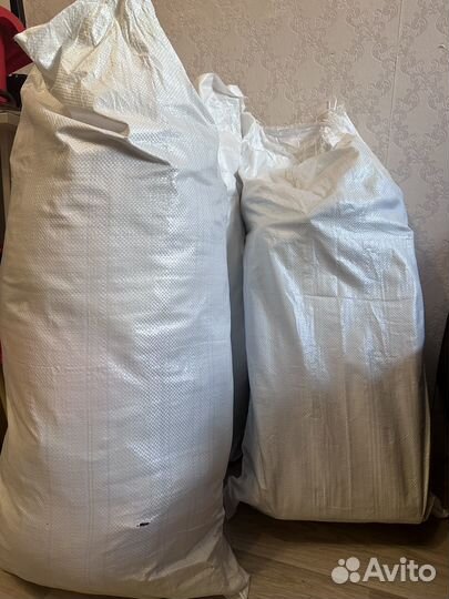 Мешки с женскими вещами