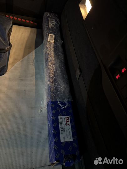 Стойка амортизатора двери