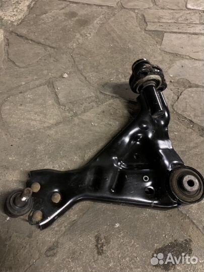 Рычаги передние нижние