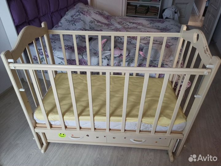 Детская кроватка с маятником и ящиком