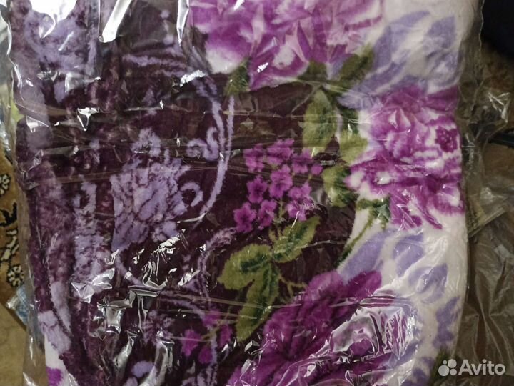 Пледы новые мягкие