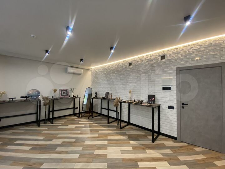 Новый офис с дизайнерским ремонтом и водой