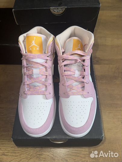 Air Jordan 1 Mid Arctic Pink/University Gold