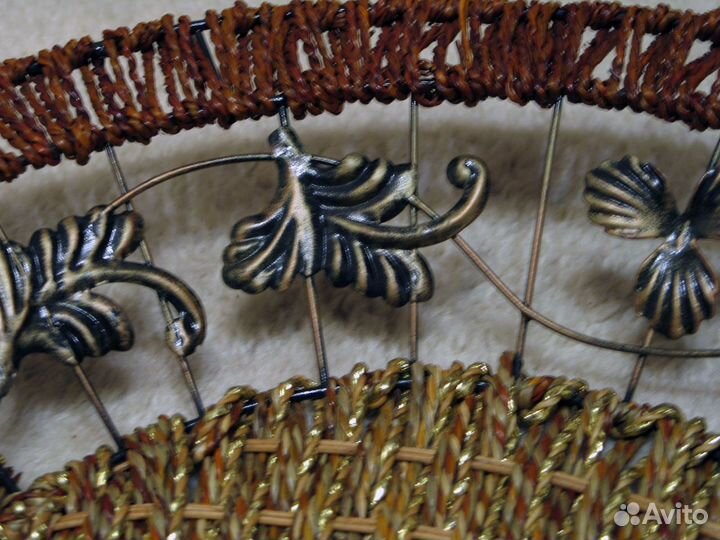 Большое плетёное блюдо с металлическими листьями