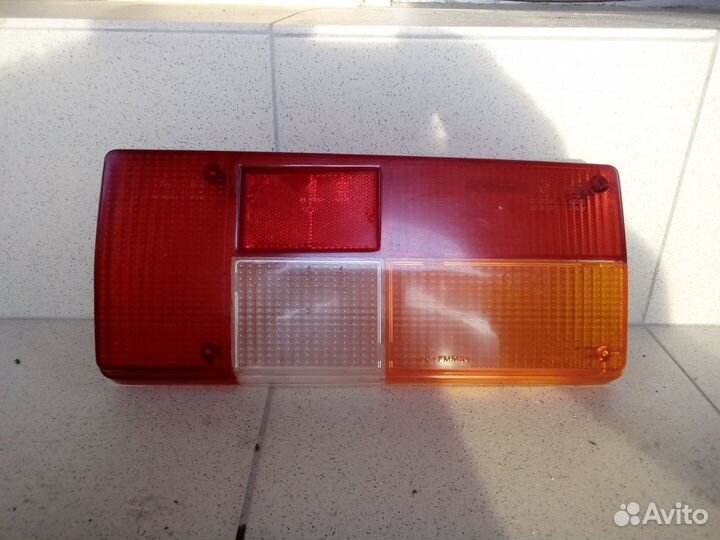 Стекло на задний правый плафон ваз 2105