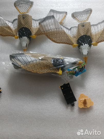 Игрушка ястреб, и дельфинчики