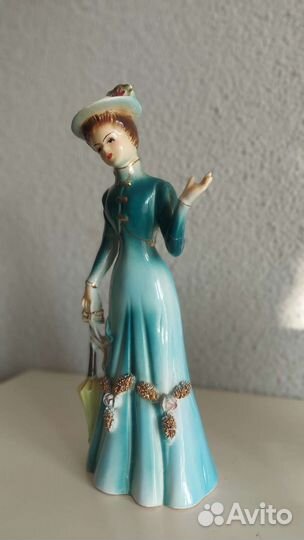 Статуэтка Барышня с зонтиком