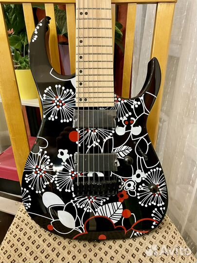 Восьмиструнная фабричная электрогитара