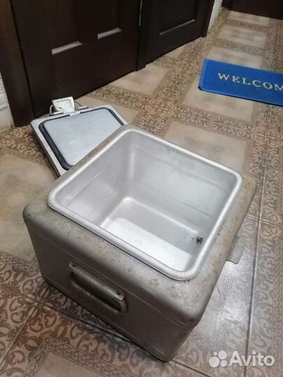 Армейский контейнер, и термос