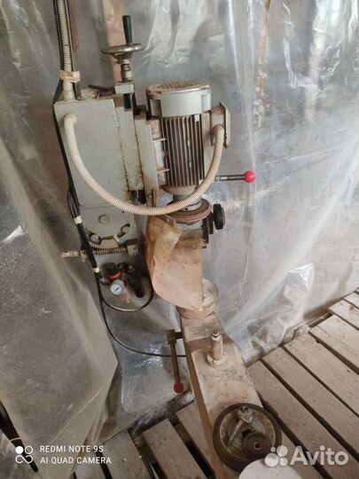 Станок для криволинейной обработки кромки стекла