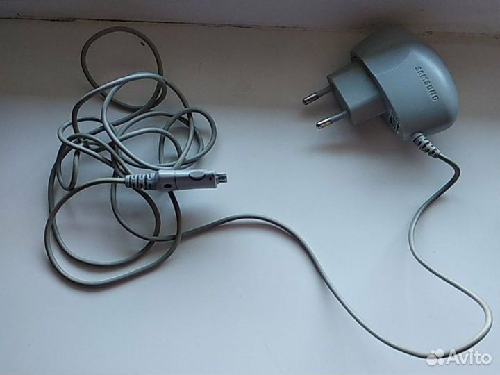 Зарядное и наушники