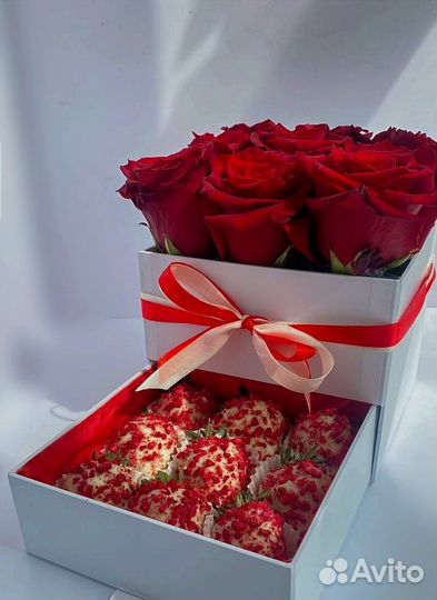 Клубника в шоколаде с алыми розами