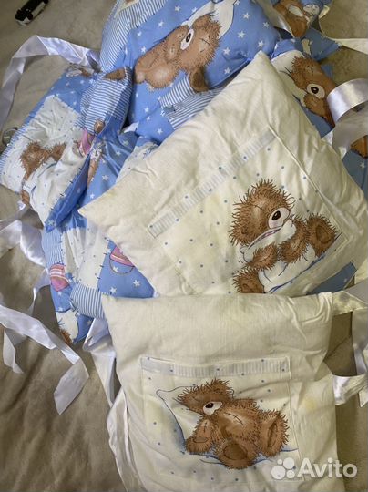 Комплект подушек в кроватку