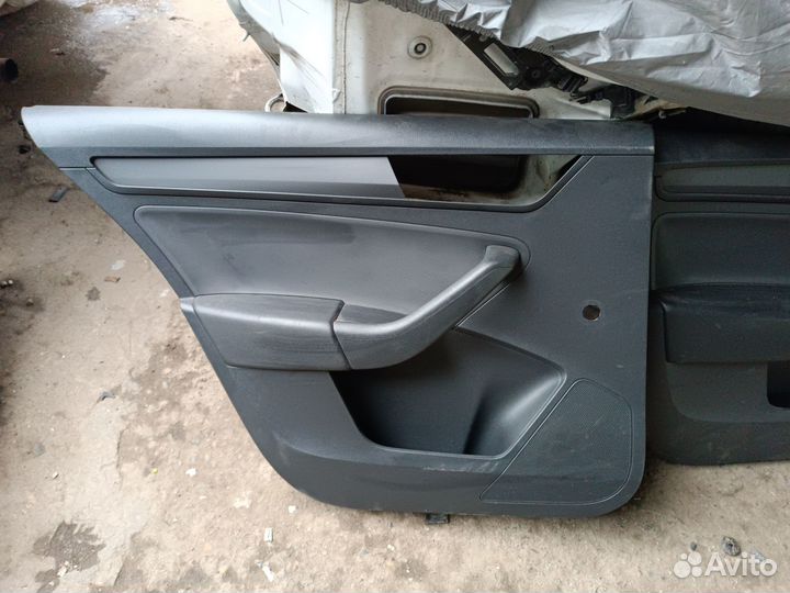Обшивка задней левой двери Skoda Rapid