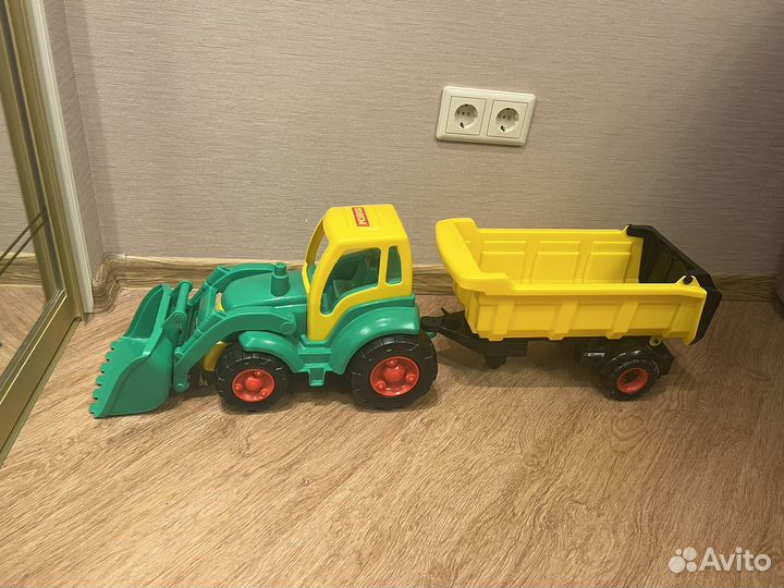 Игрушка трактор большой