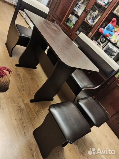 Кухонный уголок со столом и стульями