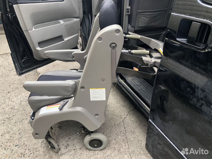Выезжающее инвалидное кресло с электро приводом