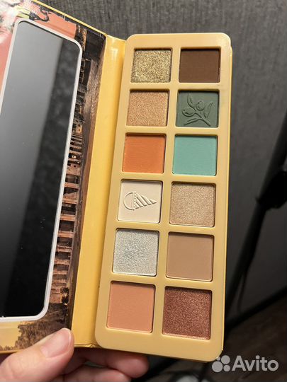 Палетка теней essence