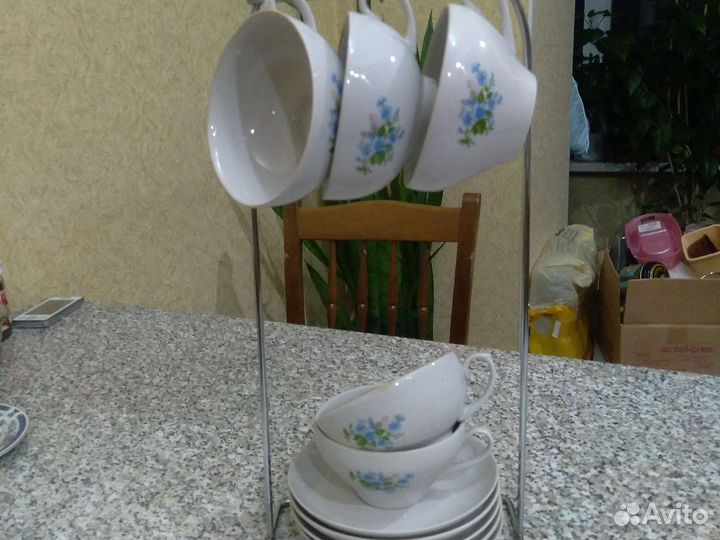 Чайные чашки с блюдцами на подставке