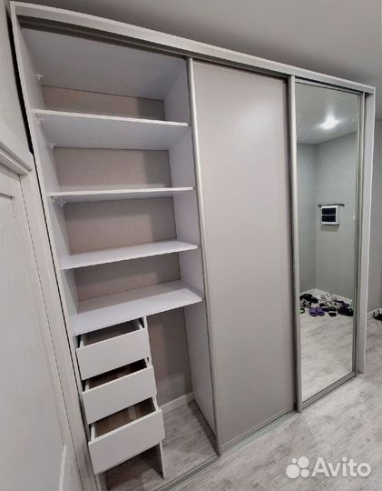 Шкаф распашной с полками