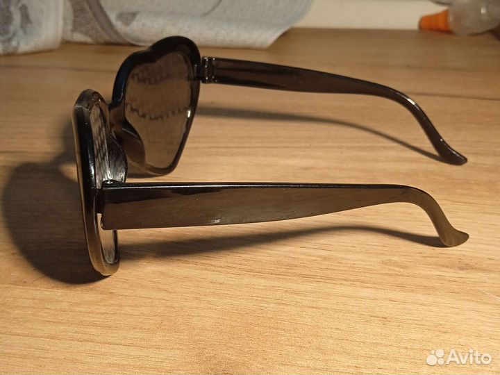 Солнцезащитные очки с эффектом сердечки