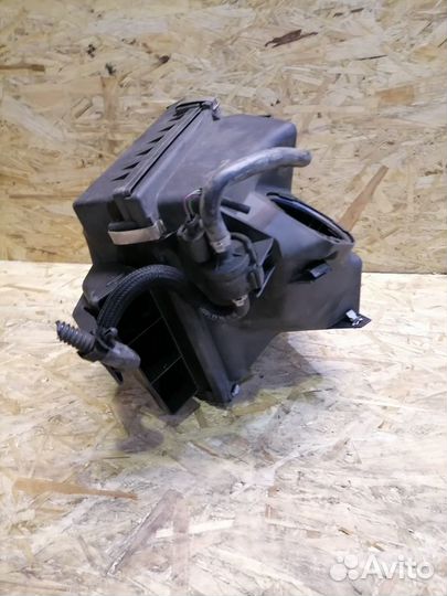 Корпус воздушного фильтра Volkswagen Passat B5+