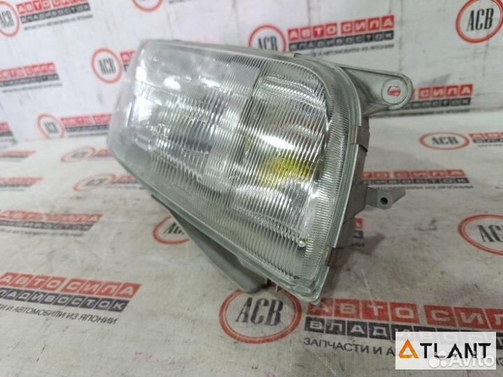 Фара правая toyota hiace