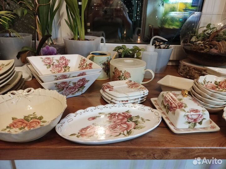 Набор столовой посуды с розами