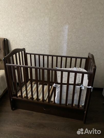 Детская кроватка с выдвижным ящиком