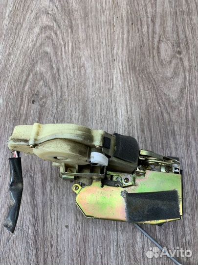 Замок двери передний левый Honda Jazz хетчбэк 5-ти