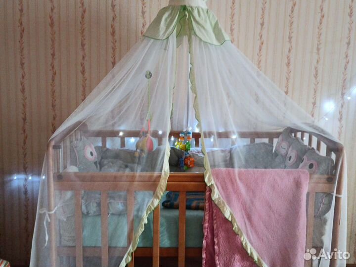 Детская кроватка с маятником и ящиком