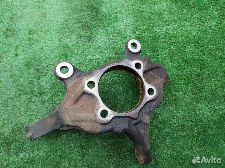 Кулак поворотный передний правый Ниссан Жук F15