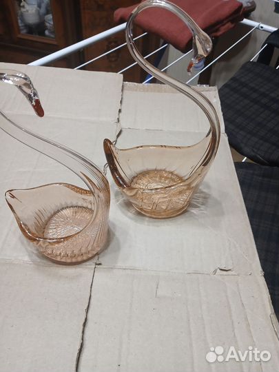 Лебеди из гнутого стекла