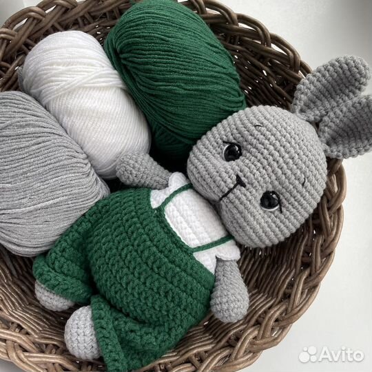 Вязаный зайчонок