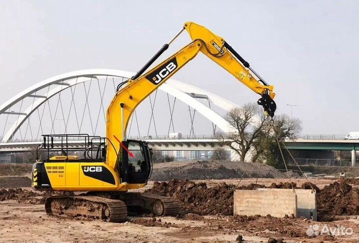 Стекло кузовное правое у стрелы на экскаватор JCB