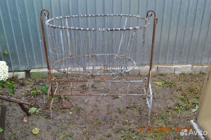 Старинная кованная детская колыбель (люлька)