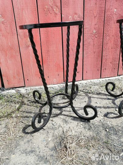 Подставка под цветы металлическая