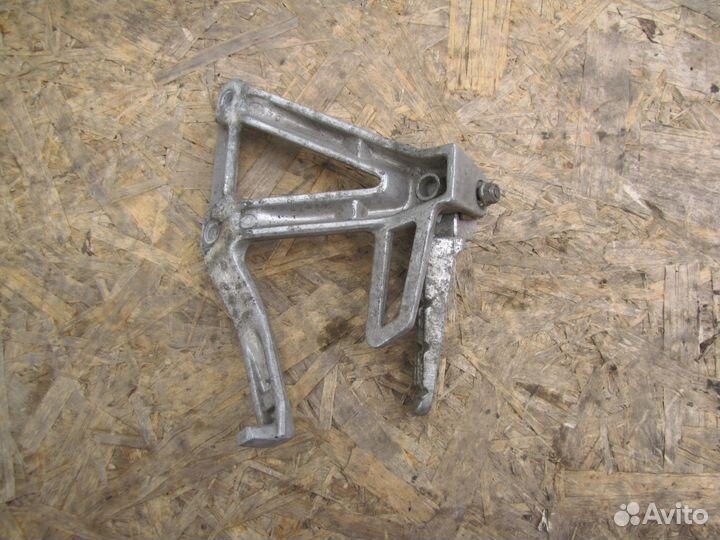 Подножка пассажира левая Yamaha FZS600 fazer