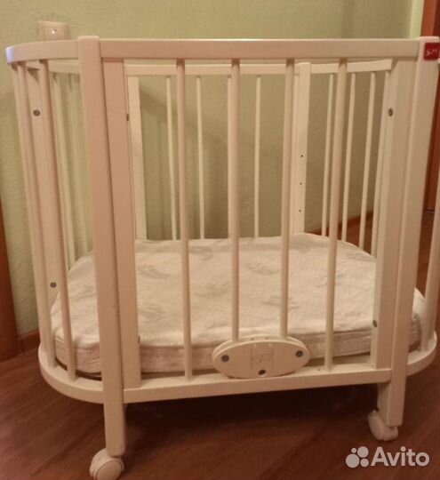 Детская кроватка с маятником
