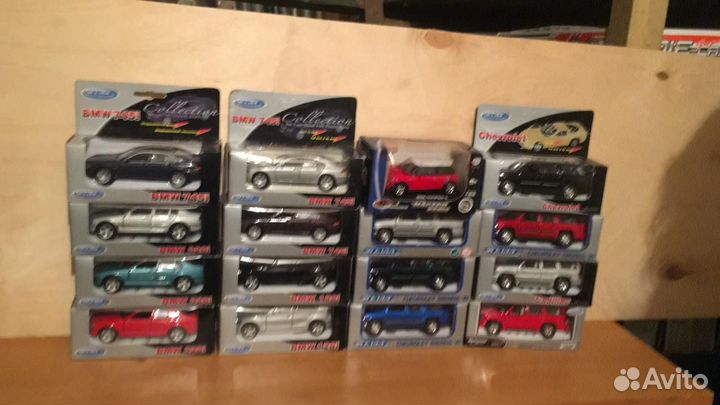 Коллекционные модели машин в ассортименте