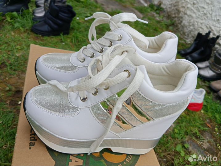 Кроссовки женские