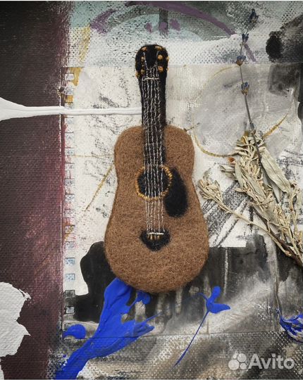 Брошь гитара валяная из шерсти